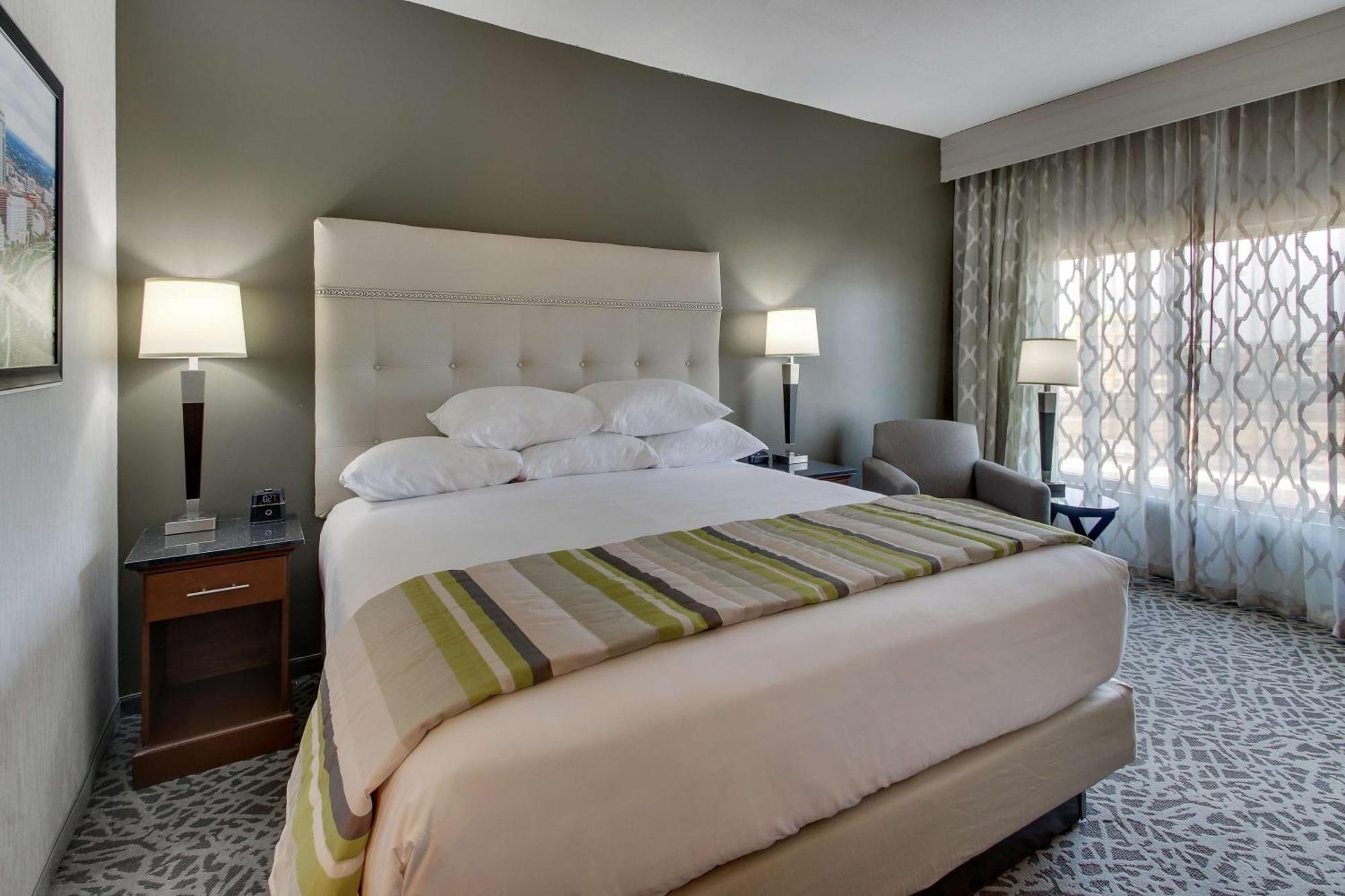 Drury Inn & Suites Cleveland Бийчууд Екстериор снимка