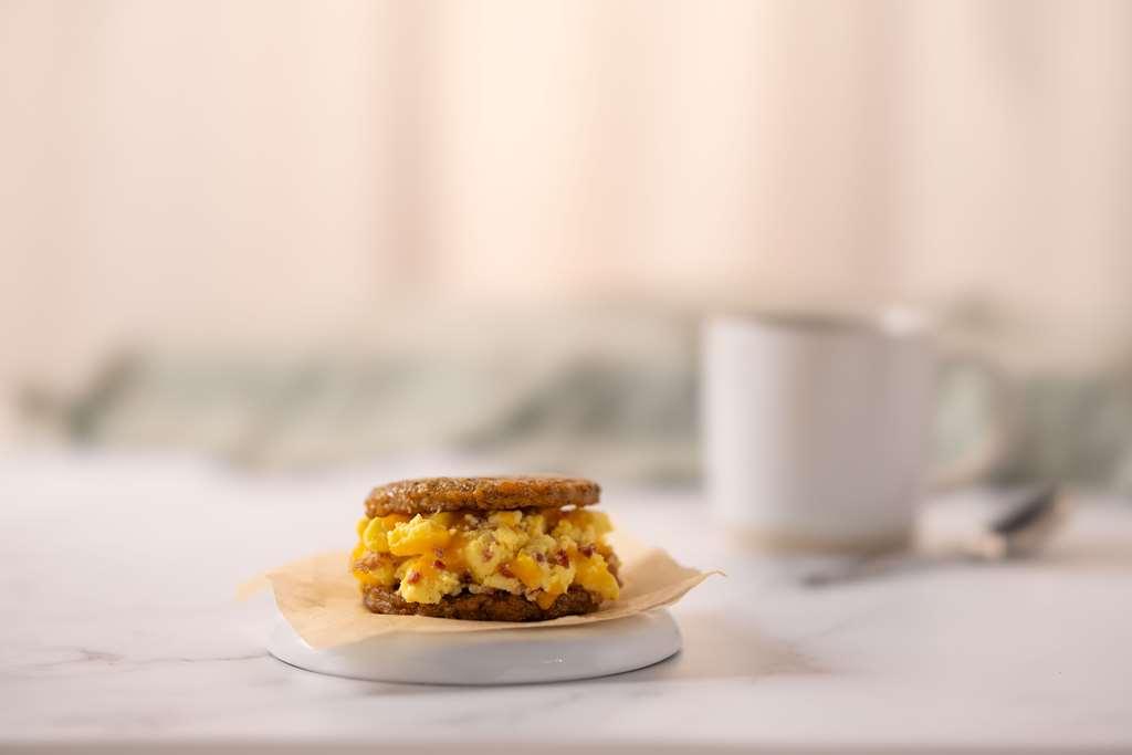 Drury Inn & Suites Cleveland Бийчууд Ресторант снимка